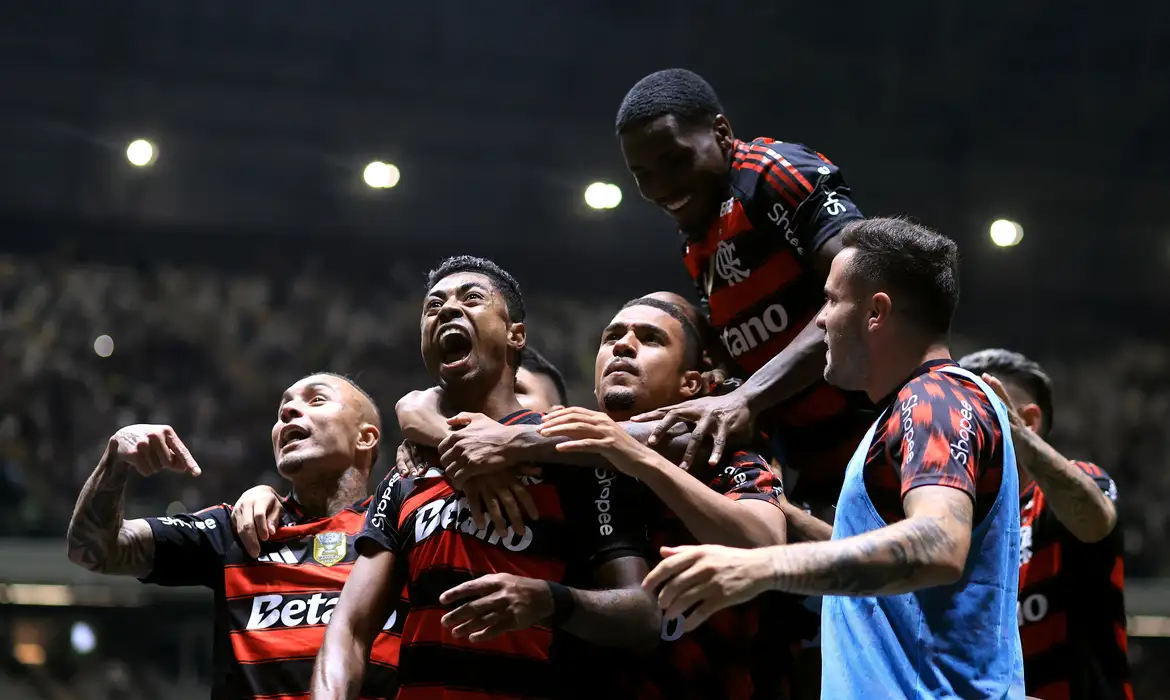 Flamengo busca empate com gol de Bruno Henrique e se aproxima da conquista