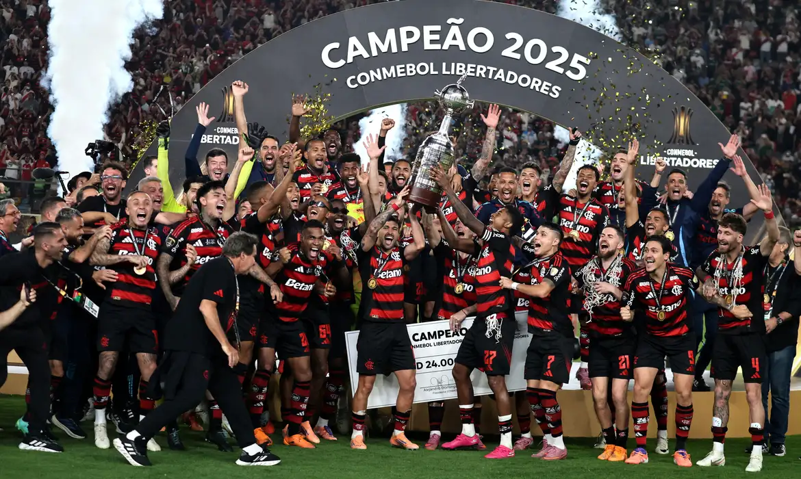 Flamengo bate o Palmeiras e é o primeiro brasileiro a conquistar quatro títulos da Libertadores