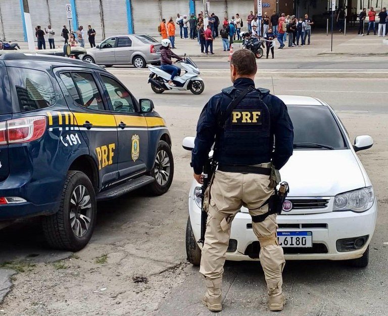 Homem é detido com veículo furtado em Itaboraí