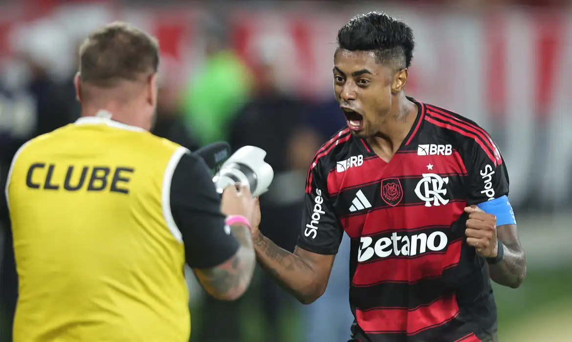 Flamengo vence, aproveita tropeço do Palmeiras e empata na pontuação com o rival