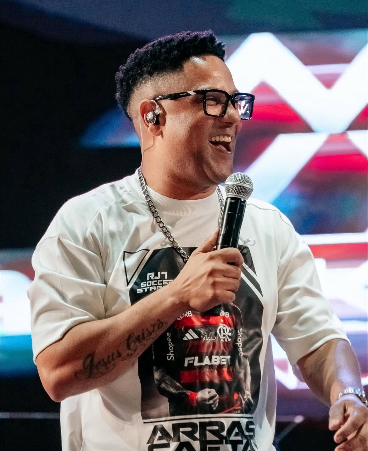 Cantor gonçalense celebra o retorno do pagode com show especial neste domingo