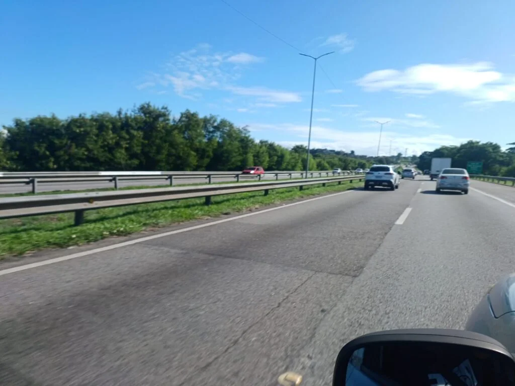 BR do arrastão: PM fecha a rodovia devido a tiros na noite deste domingo