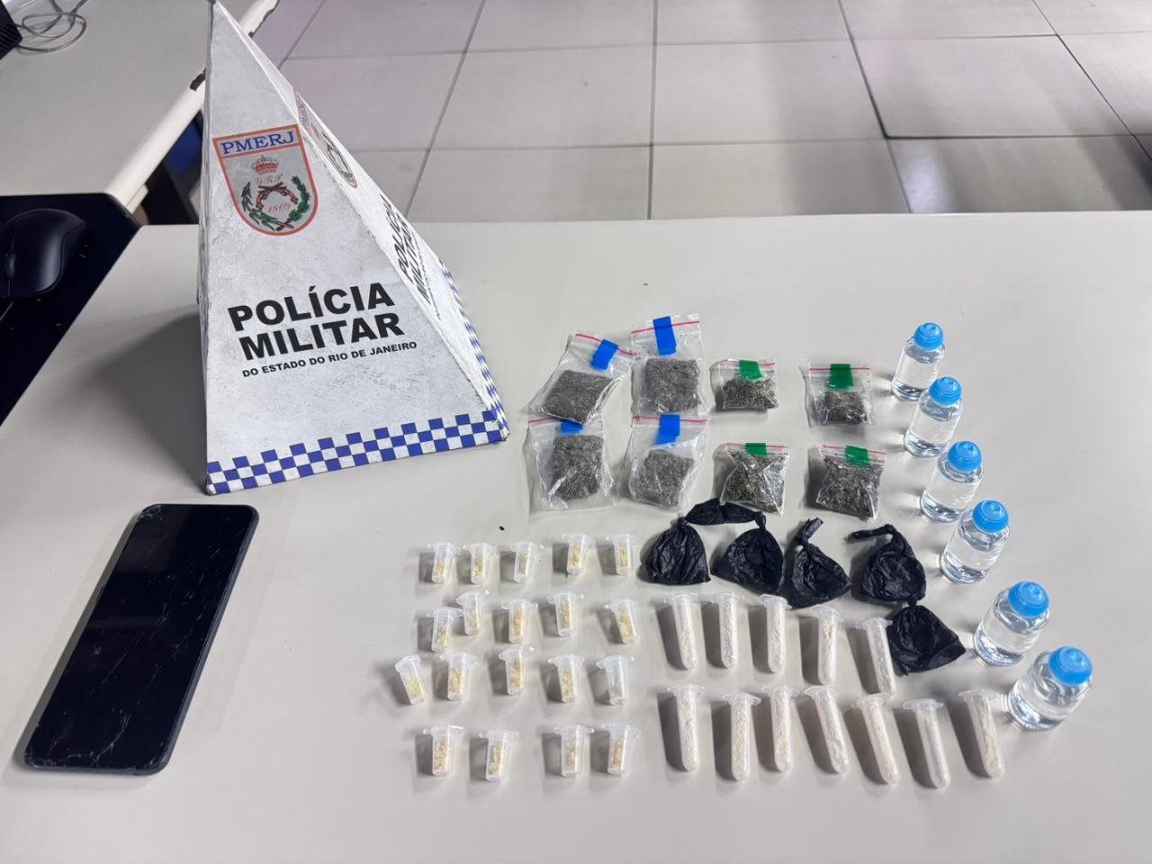 Patrulhamento Móvel do 12º BPM apreende adolescente com drogas em Maricá