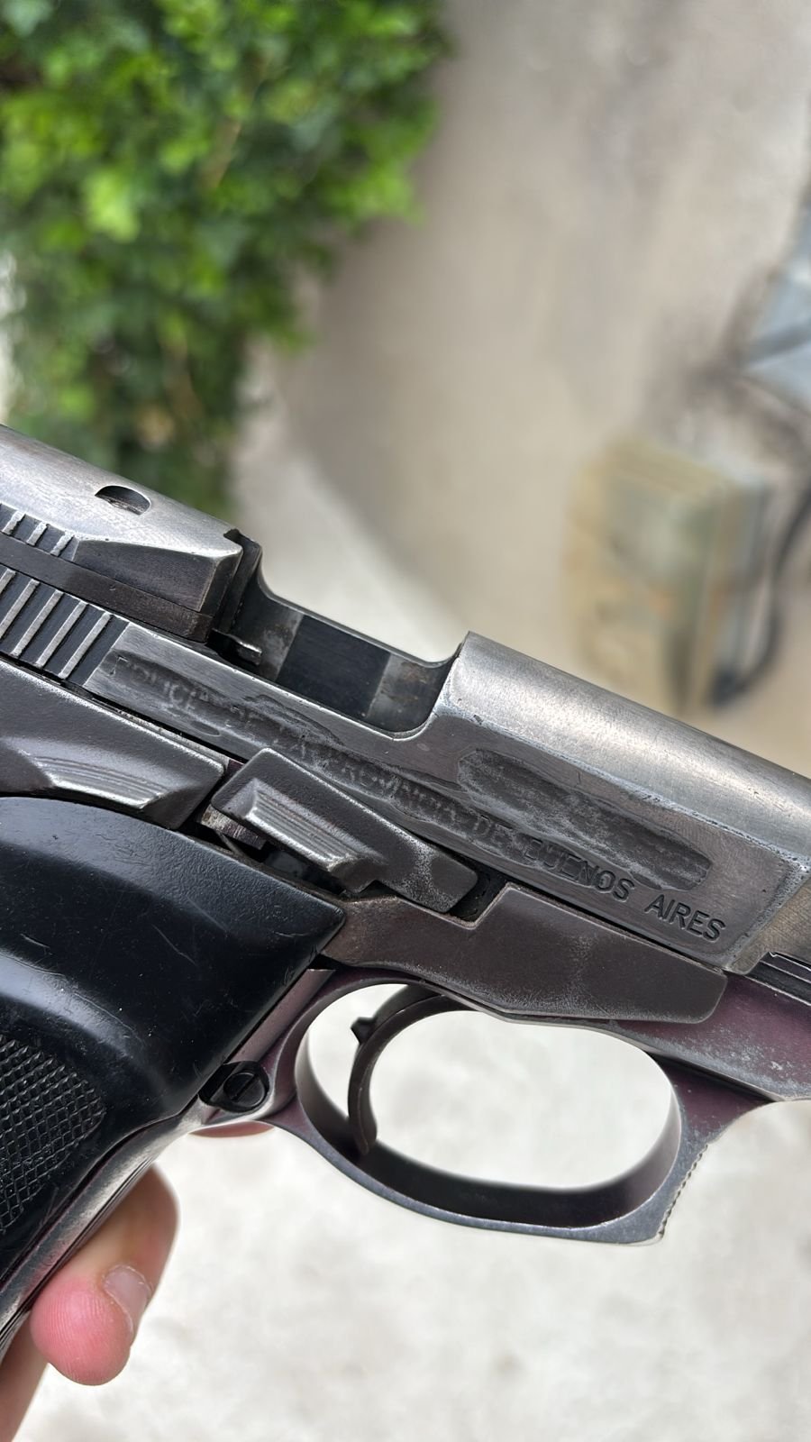 35º BPM apreende réplica de fuzil e arma da polícia Argentina, em Itaboraí; vídeo