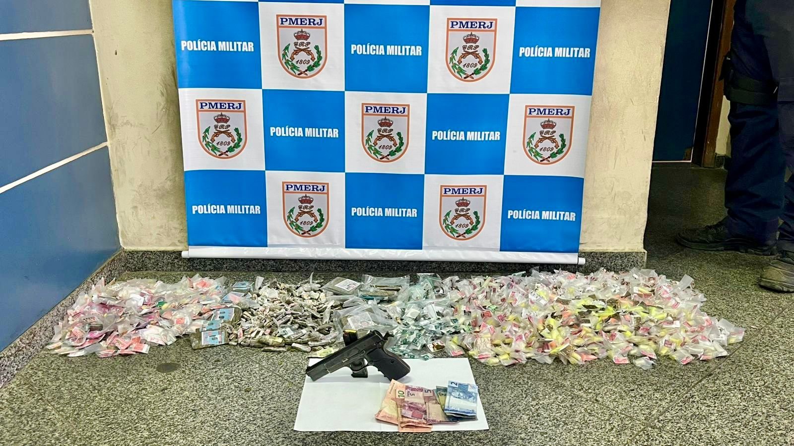 Trio é preso por tráfico de drogas no Minha Casa Minha Vida de Maricá