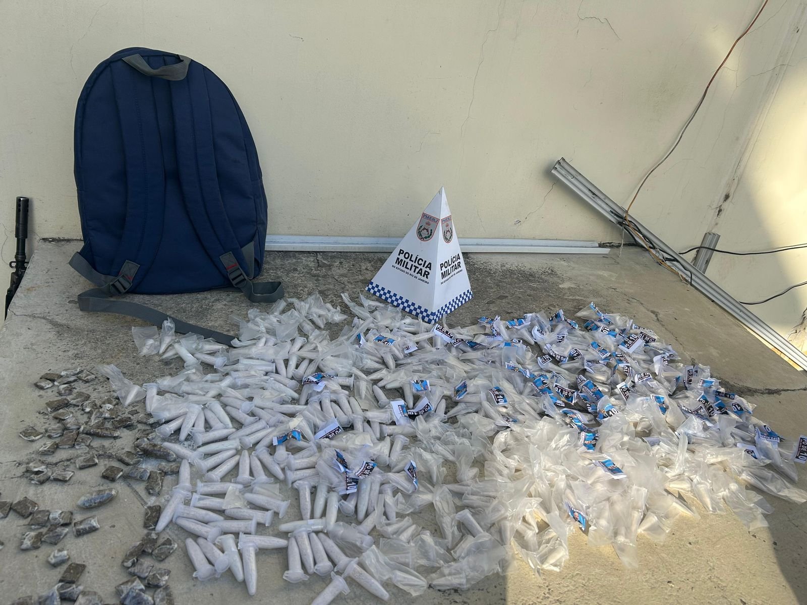 Policial do 35º BPM interrompe operação para substituir baterias da câmera operacional portátil