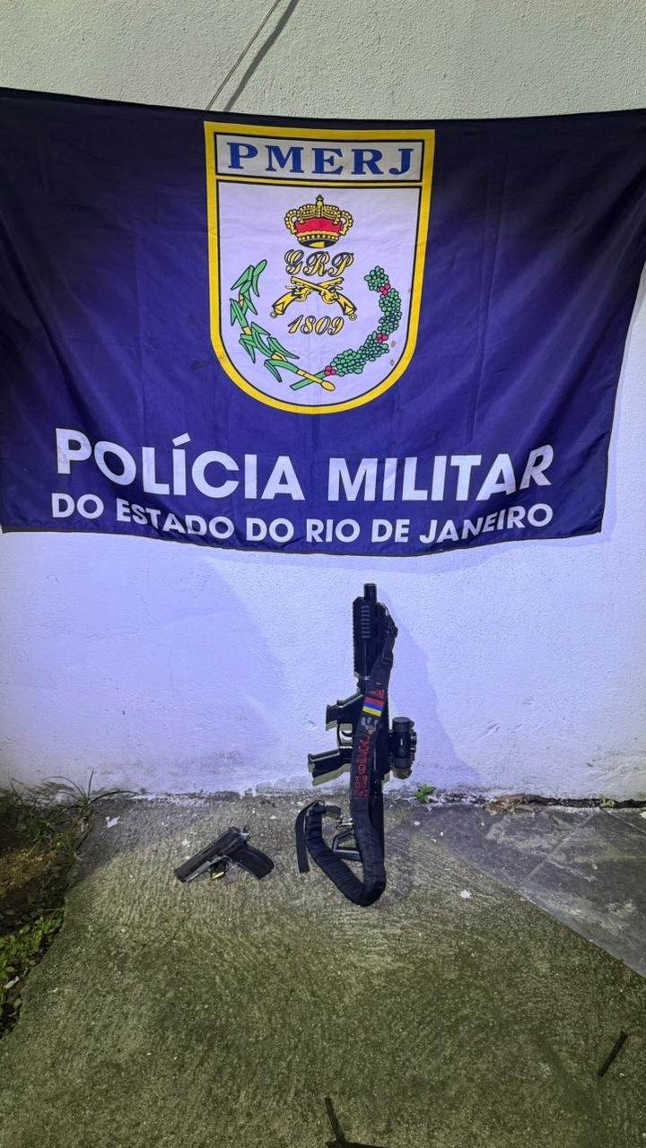 Abordagem na Avenida do Contorno, em São Gonçalo, termina em confronto, suspeitos baleados e apreensão de uma  submetralhadora