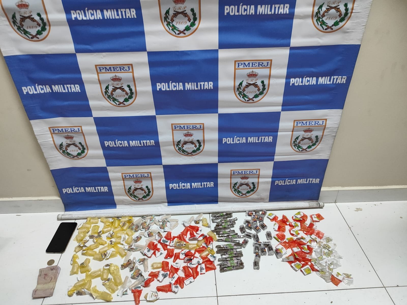 25º BPM (Cabo Frio) prende um e detém dois acusados de tráfico de drogas em Araruama