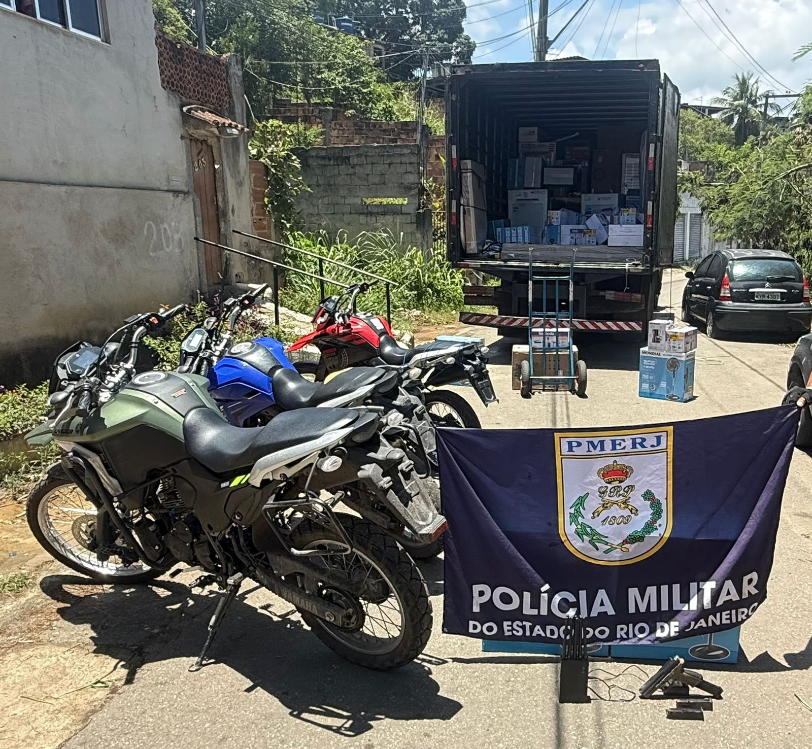 7º BPM recupera caminhão de carga roubada e liberta reféns em São Gonçalo