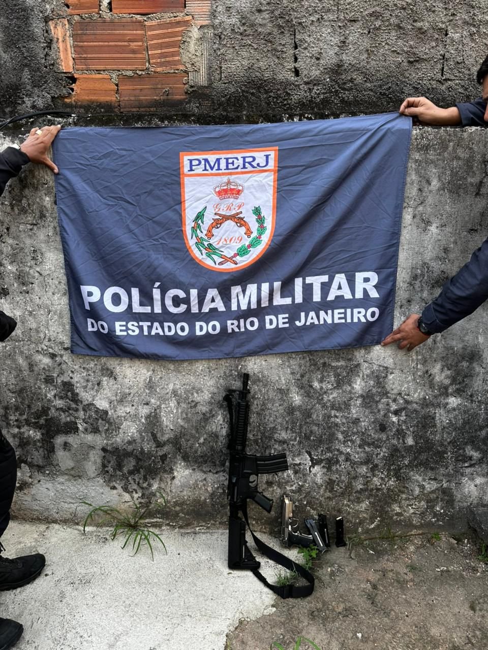 Rastreador instalado em moto leva polícia à oficina de suspeitos de roubo, em Niterói