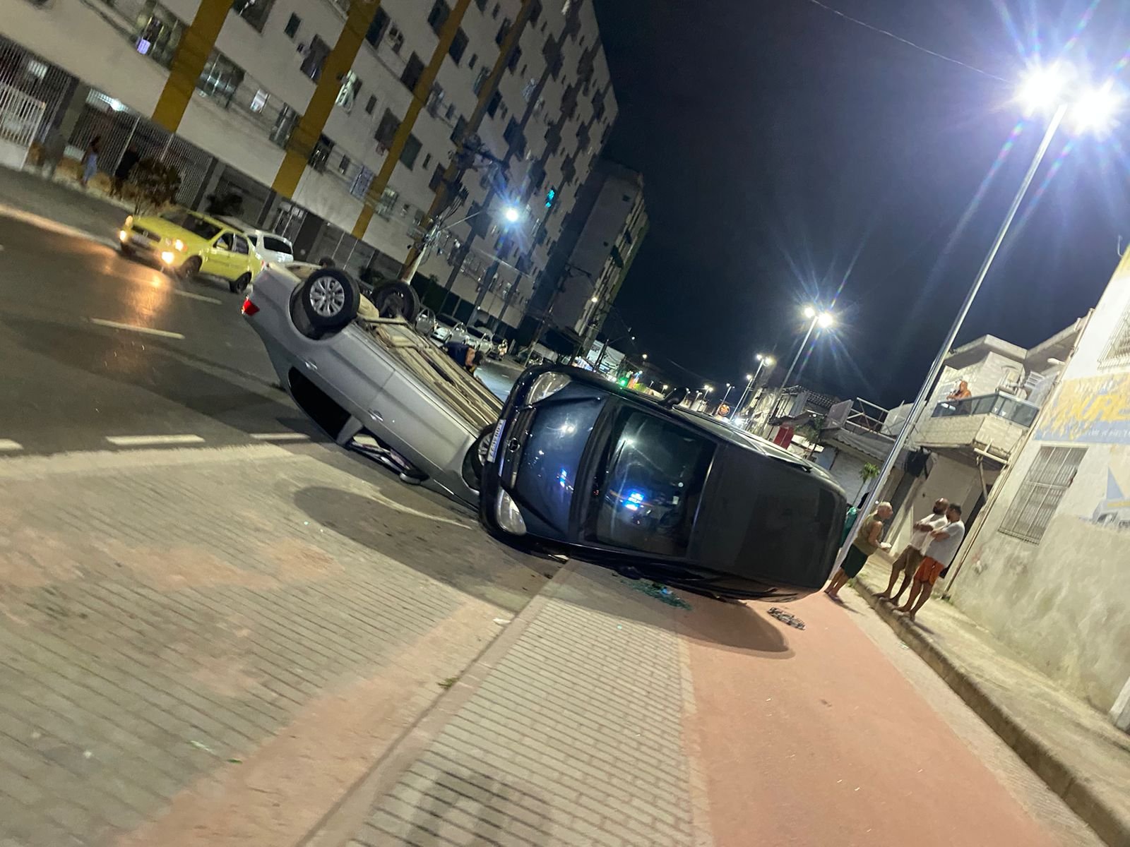 Acidente violento provoca capotamentos em São Gonçalo; veja o vídeo