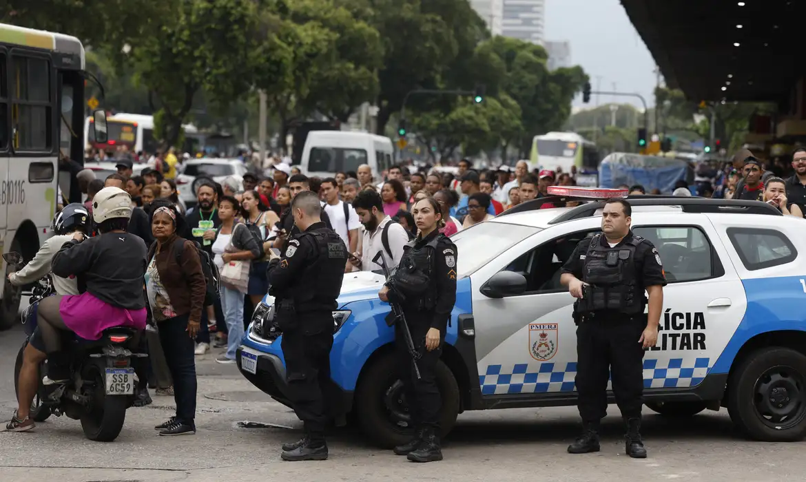 Vídeo: policiais arriscam a vida para resgatar colegas feridos durante operação histórica sob fogo cruzado no Rio