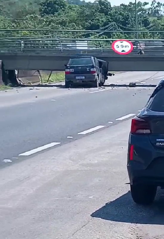 Rodovia BR-116 é totalmente interditada após caminhão derrubar passarela em Magé