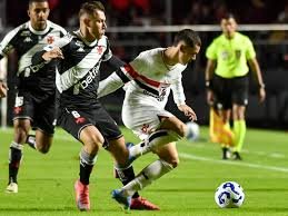 São Paulo derrota o Vasco, quebra tabu de 12 anos em São Januário e se aproxima do G6