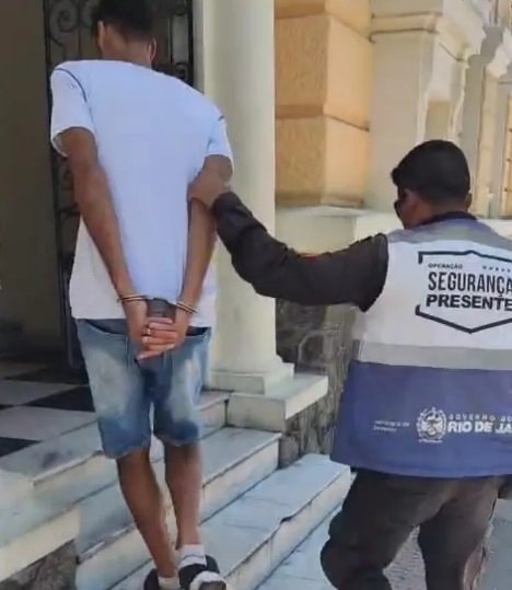 Homem com 11 passagens pela polícia é preso após assalto em Niterói