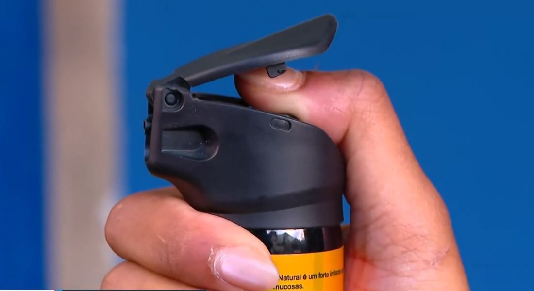 Cláudio Castro sanciona lei que considera spray de pimenta instrumento de defesa para mulheres no RJ