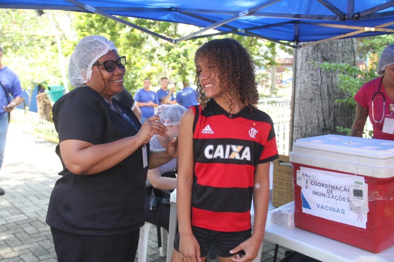 Gonçalenses aproveitam o Dia D de Combate à Dengue com ações de prevenção e vacinação na Praça do Zé Garoto