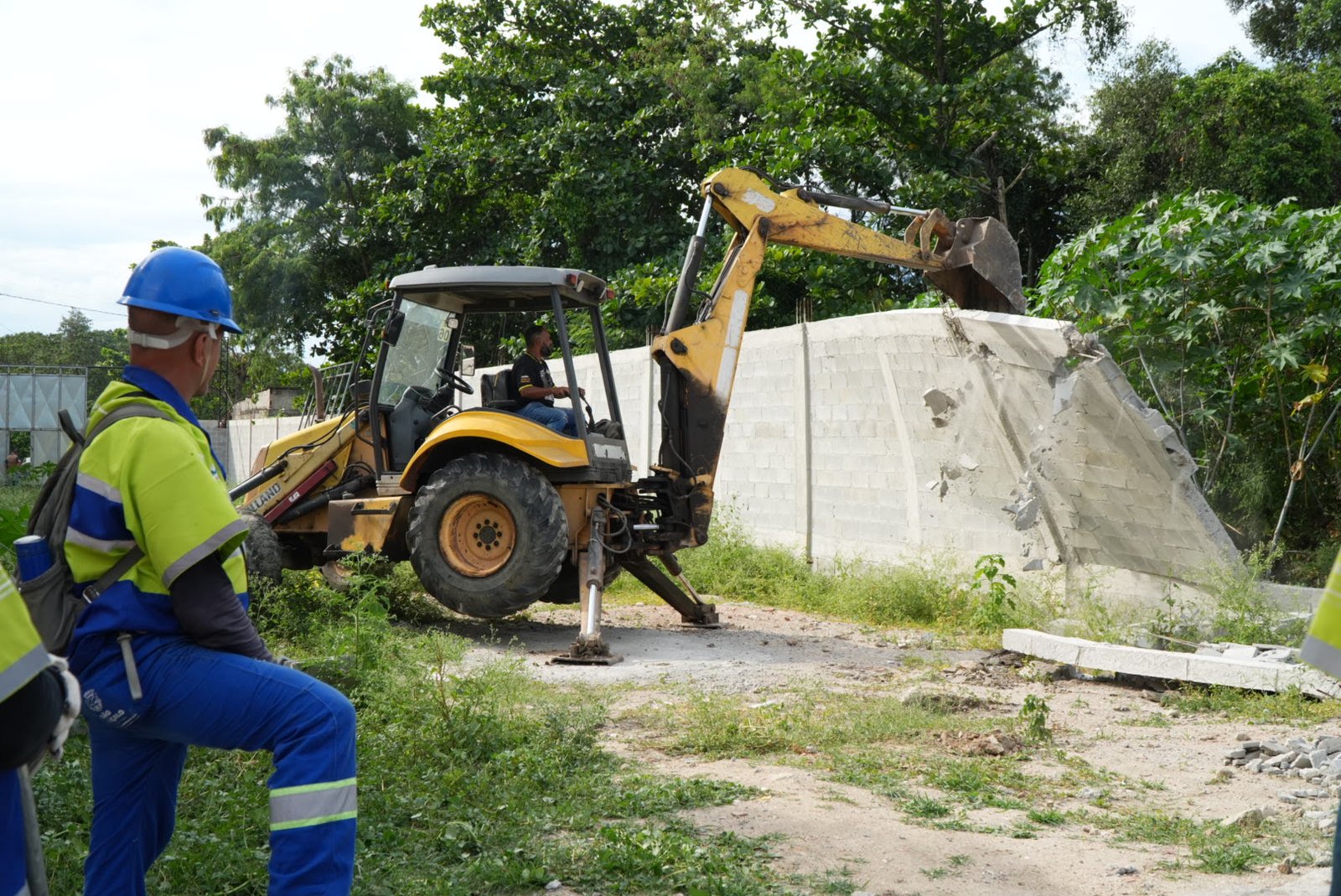 Prefeitura realiza demolição em Área de Preservação Permanente (APP) de manguezal