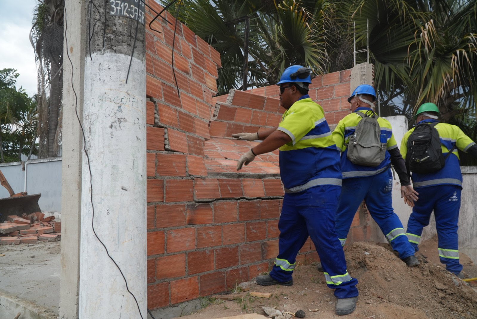 Prefeitura impede avanço irregular sobre calçada em Guaxindiba