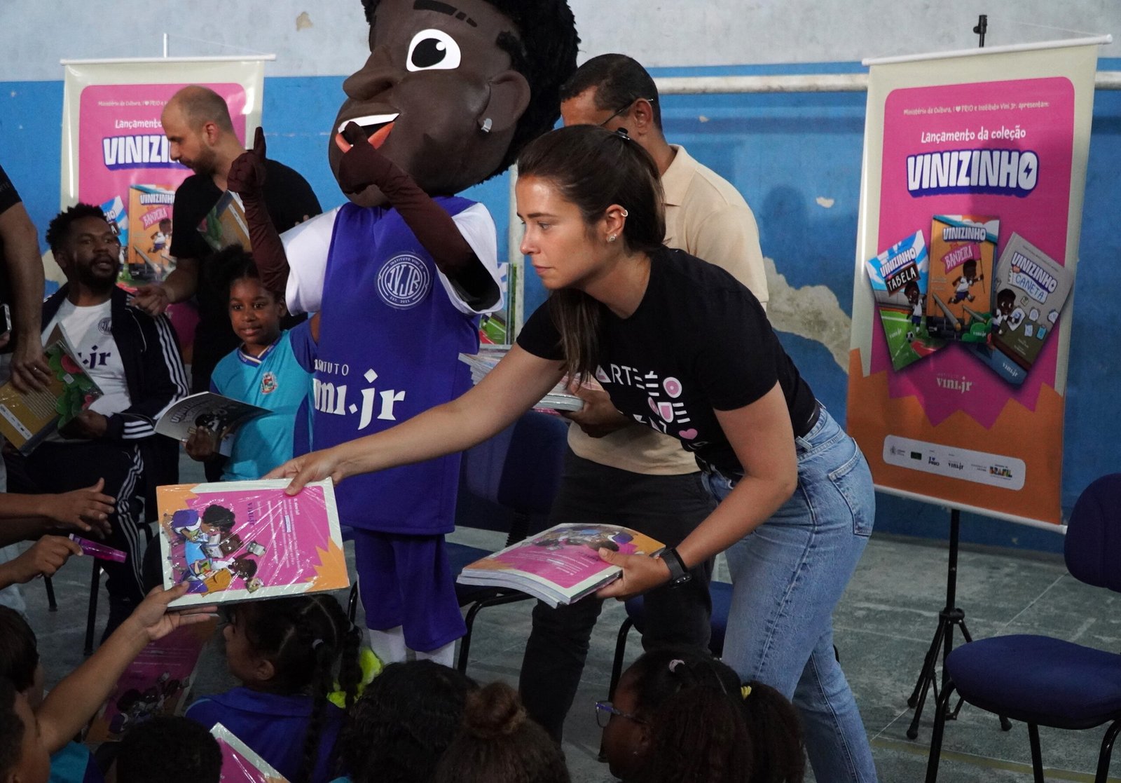 Alunos de Escola em Nova Cidade ganham livros inspirados em Vini Jr.