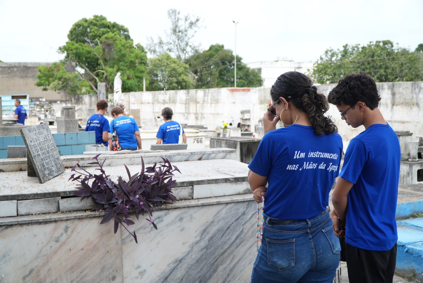 Moradores de São Gonçalo prestam homenagens no Dia de Finados