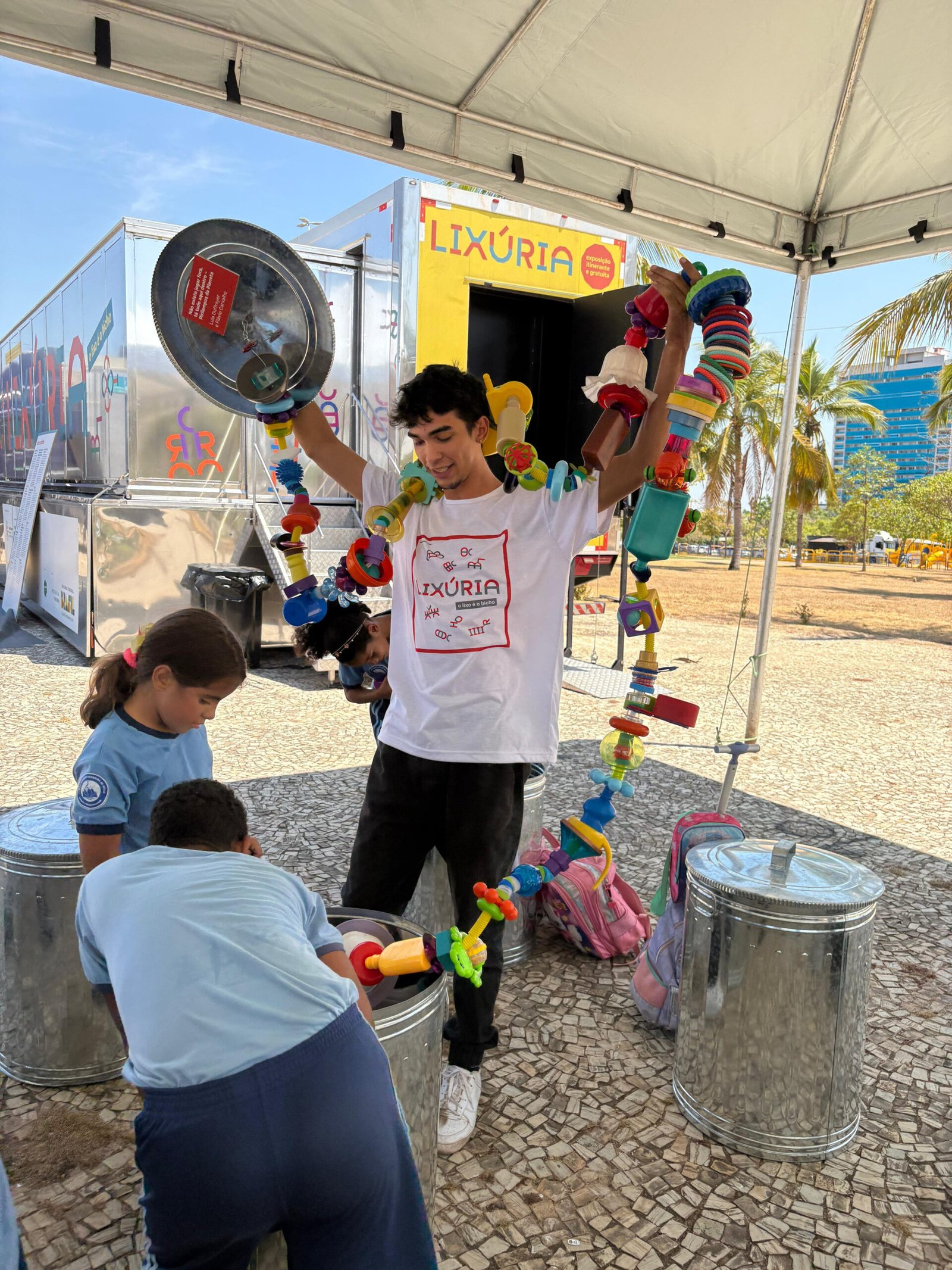 Gonçalenses recebem exposição sobre descarte de resíduos com o Busão das Artes