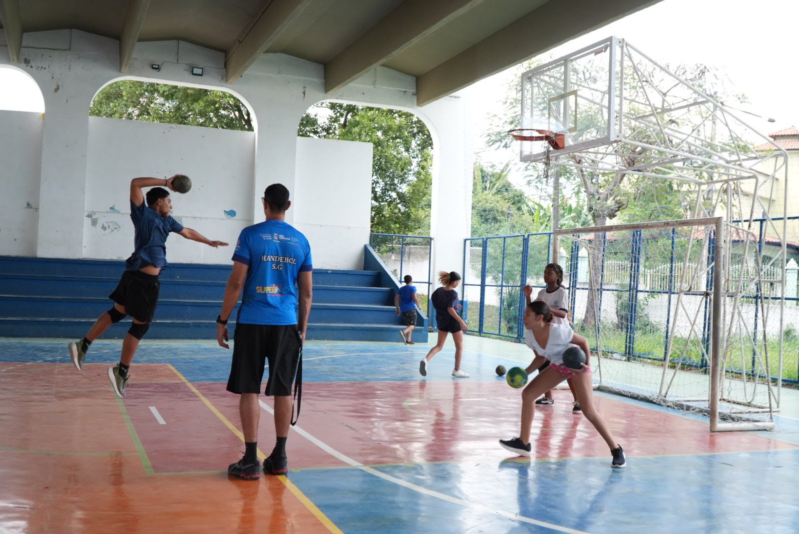 Crianças gonçalenses ganham escola de handebol de graça
