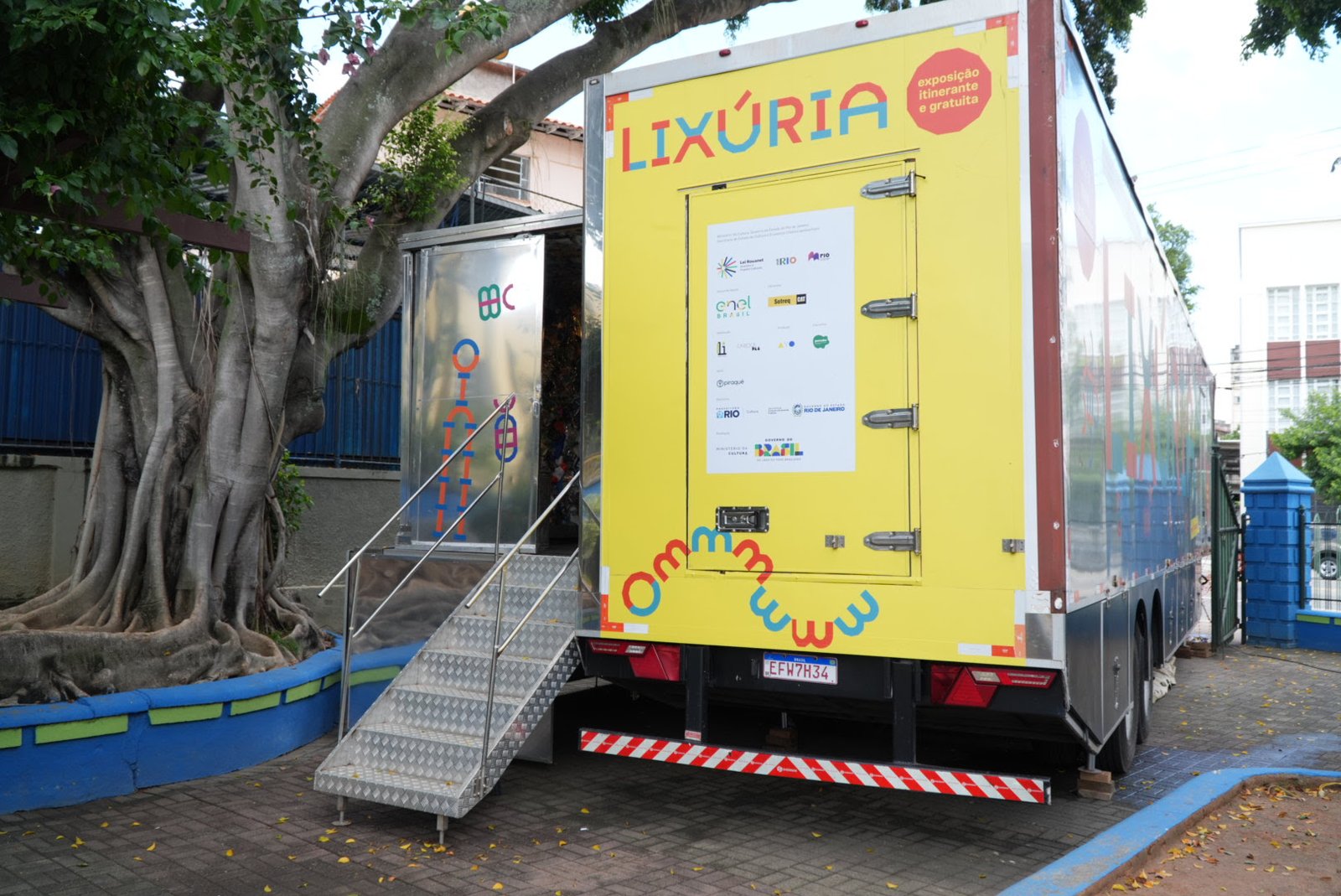 Exposição ‘Lixúria’ leva arte e educação ambiental à Praça do Zé Garoto, em São Gonçalo”