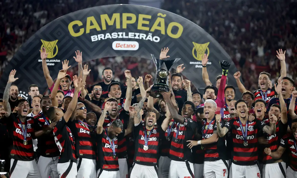 Flamengo bate o Ceará e fecha ano dourado com o título nacional