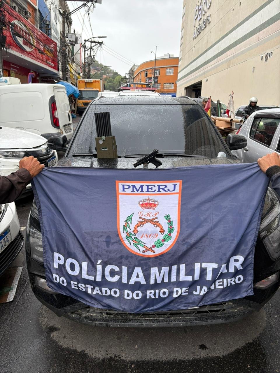 Três suspeitos são presos e pistola .40, carregador, bloqueador, rádio e entorpecentes são apreendidos, em comunidade de São Gonçalo; vídeo