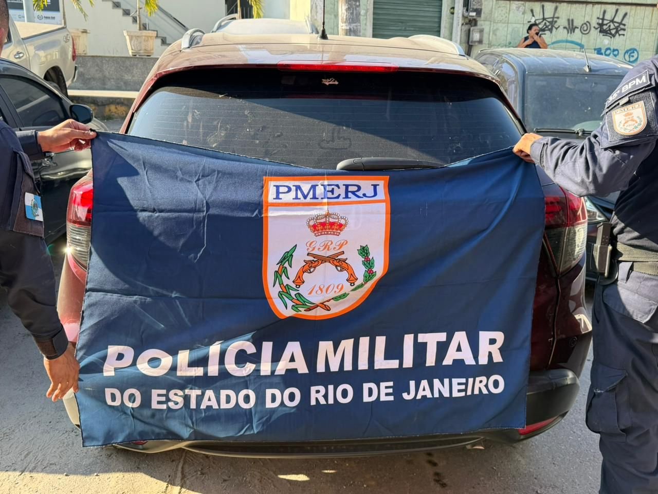 35º BPM localiza desmanche de carros de luxo e detém 2 pessoas em Itaboraí; vídeos