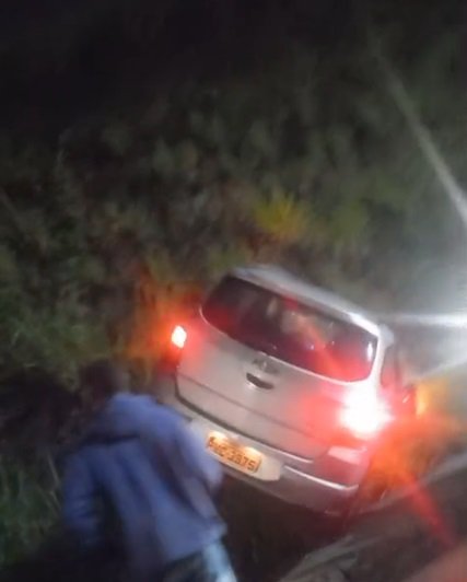 Carro perde o controle na RJ-104 e deixa quatro crianças feridas em Maria Paula; vídeo