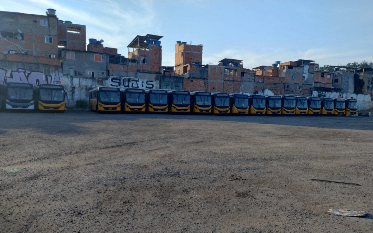 Empresas de ônibus paralisam operações devido à falta de combustível