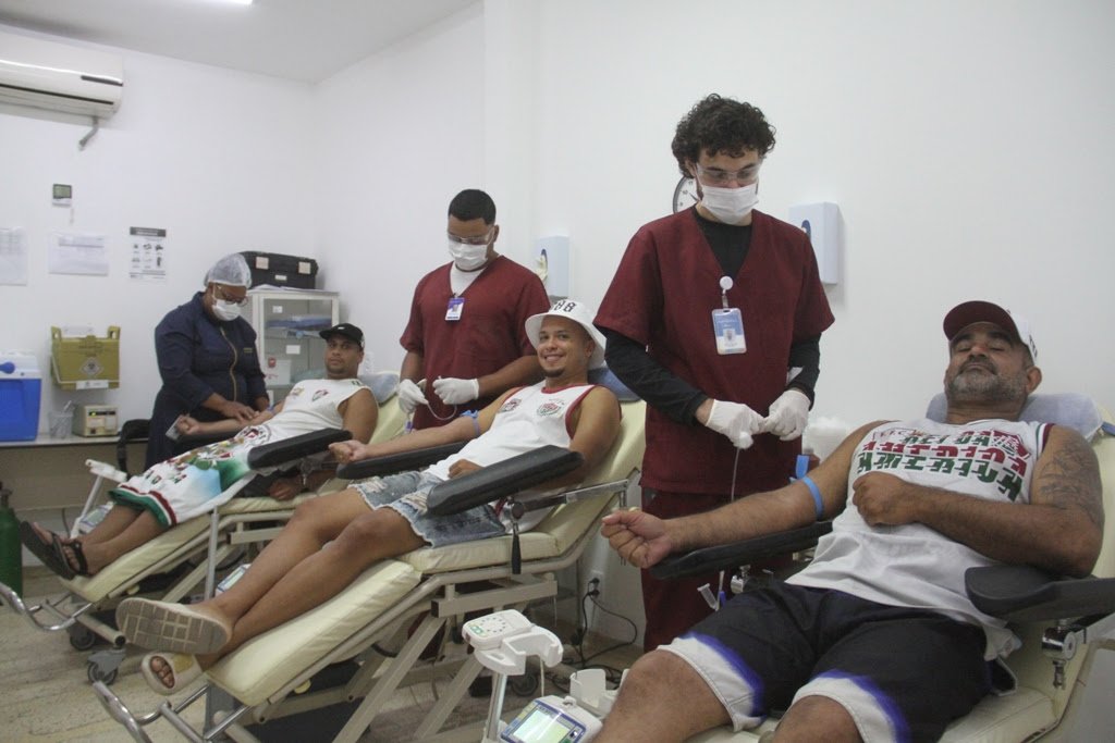 Hemonúcleo de São Gonçalo recebe torcida do Fluminense para doação de sangue