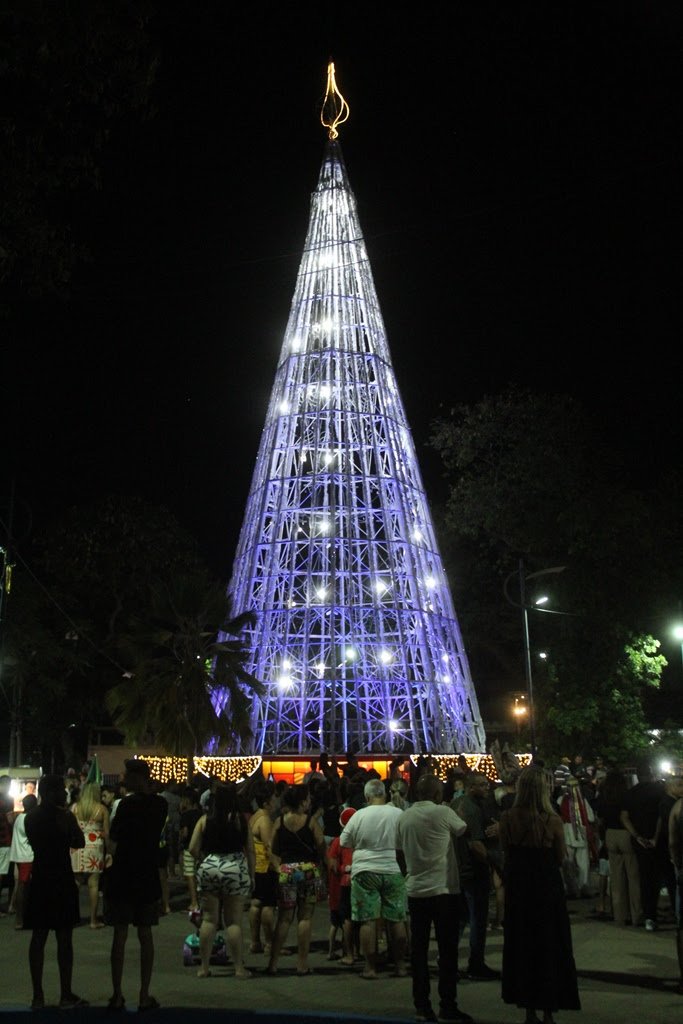 São Gonçalo celebra inauguração da Árvore de Natal com grande público na Trindade