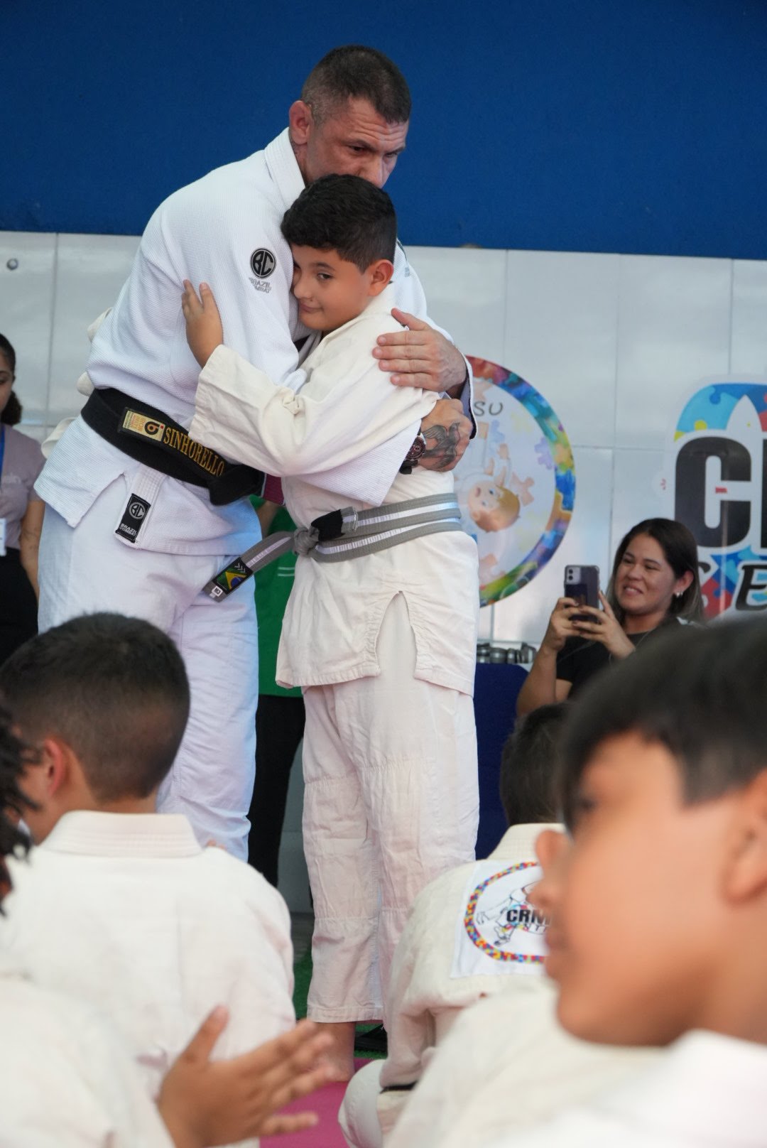 Assistidos do Centro de Referência do Autista em São Gonçalo trocam faixa no Jiu-Jítsu