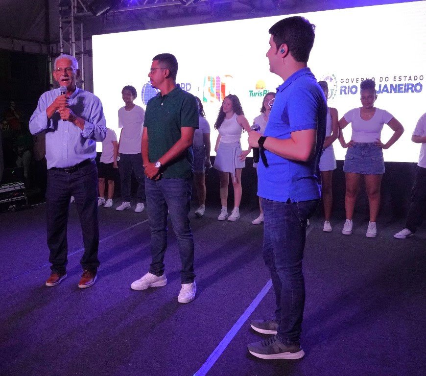 Com a presença do prefeito Capitão Nelson, Praça do Zé Garoto recebe decoração natalina que encanta os gonçalenses