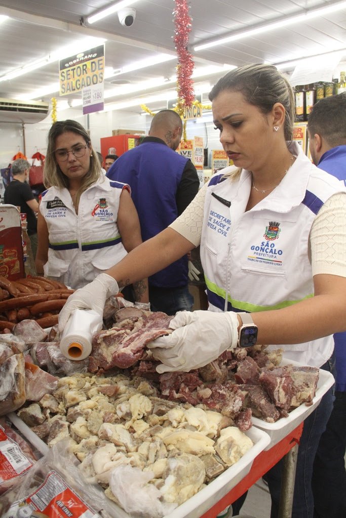Vigilância Sanitária gonçalense faz interdição parcial de mercado no Alcântara 