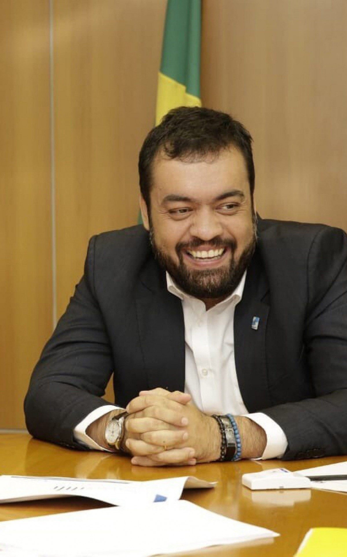 Cláudio Castro anuncia aumento de 166% no auxílio-alimentação da Polícia Militar