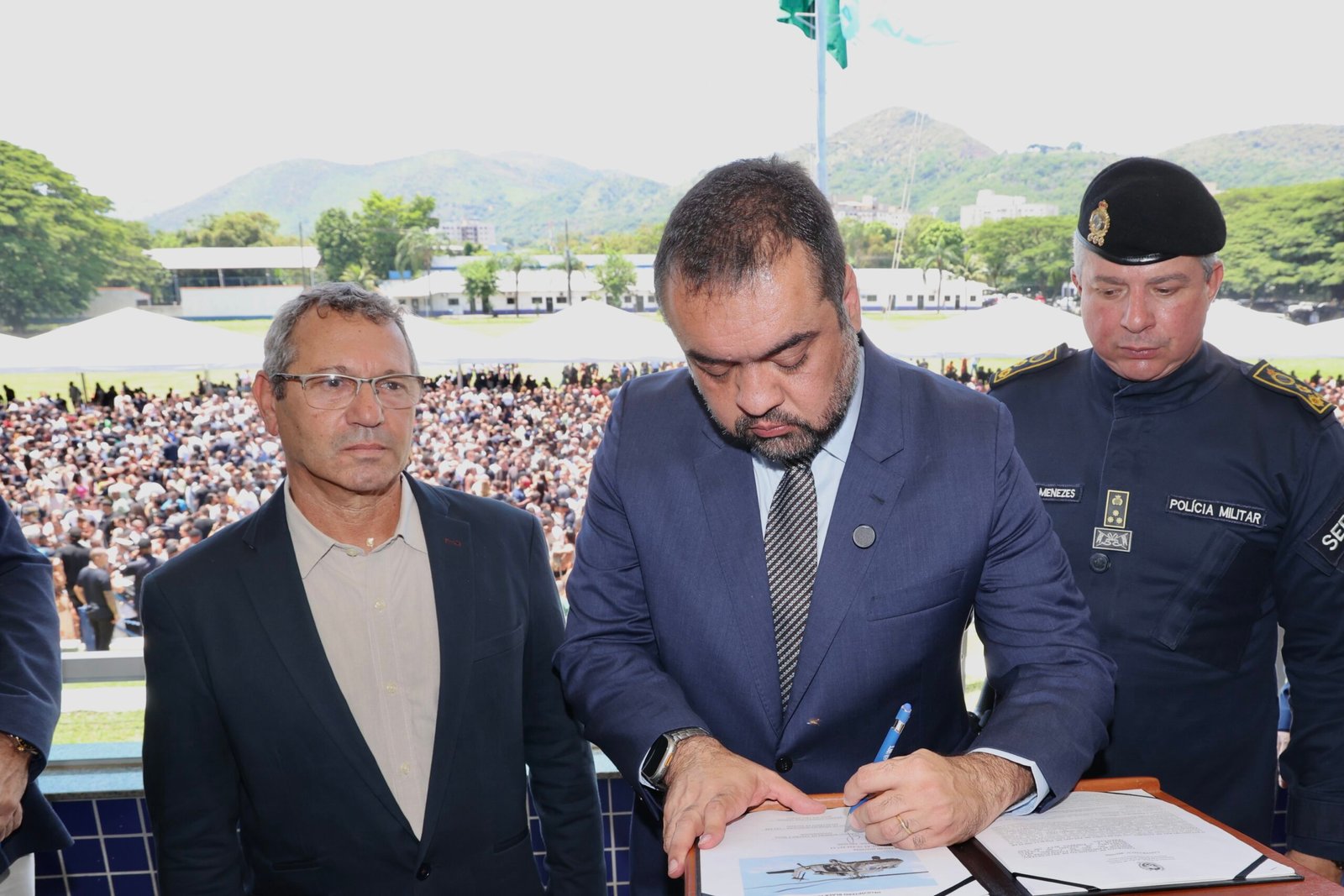 Cláudio Castro assina aquisição de helicóptero Black Hawk durante a formatura de 474 novos soldados da PM