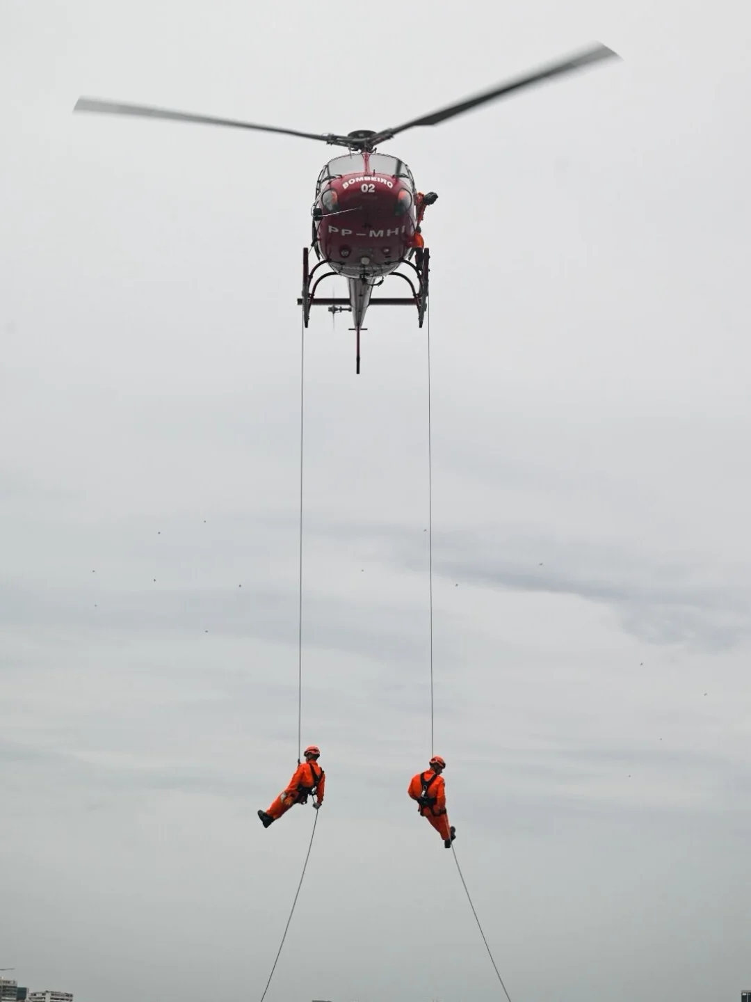 Atuação dos Bombeiros e elevado número de salvamentos marcam balanço do Réveillon no litoral do RJ