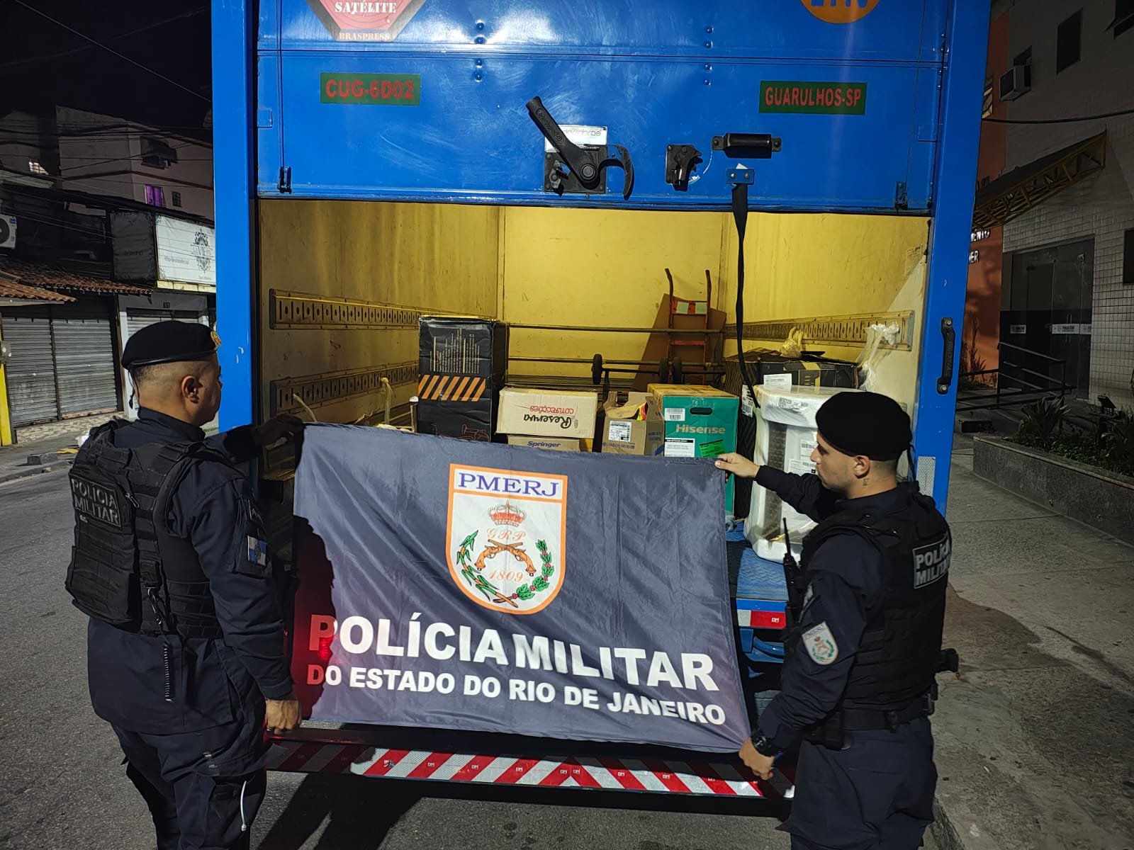 Carga de eletro roubada é recuperada por policiais na comunidade do Coqueiro, em São Gonçalo