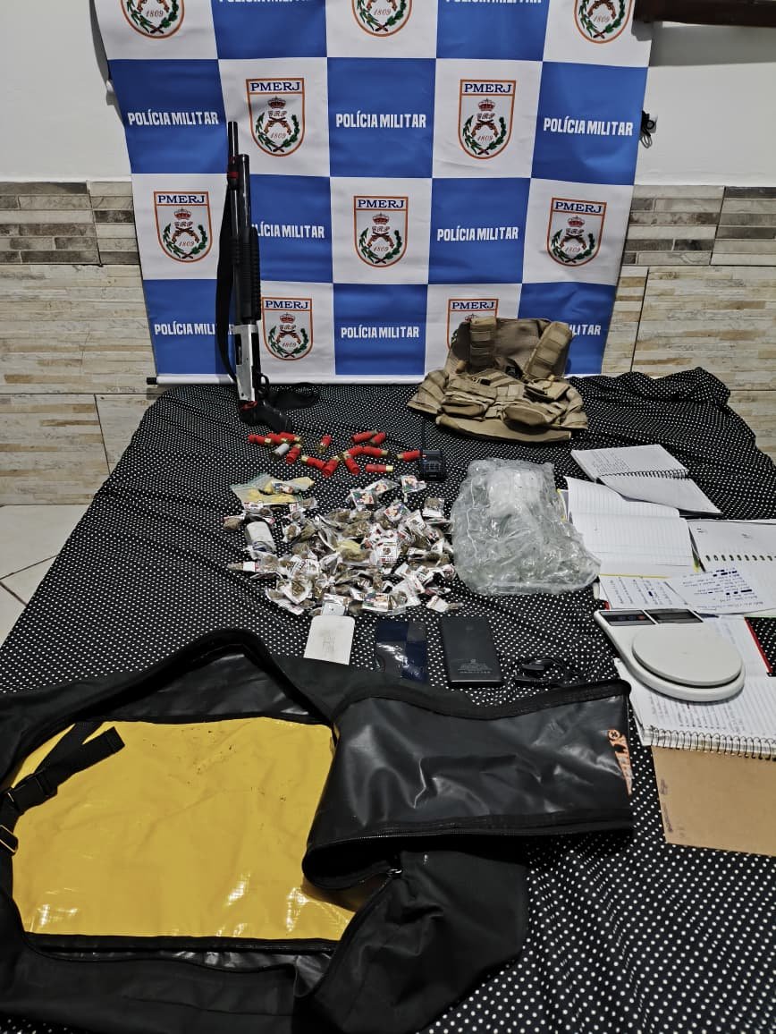 25º BPM desmonta esquema e prende homem com espingarda escondida em residência