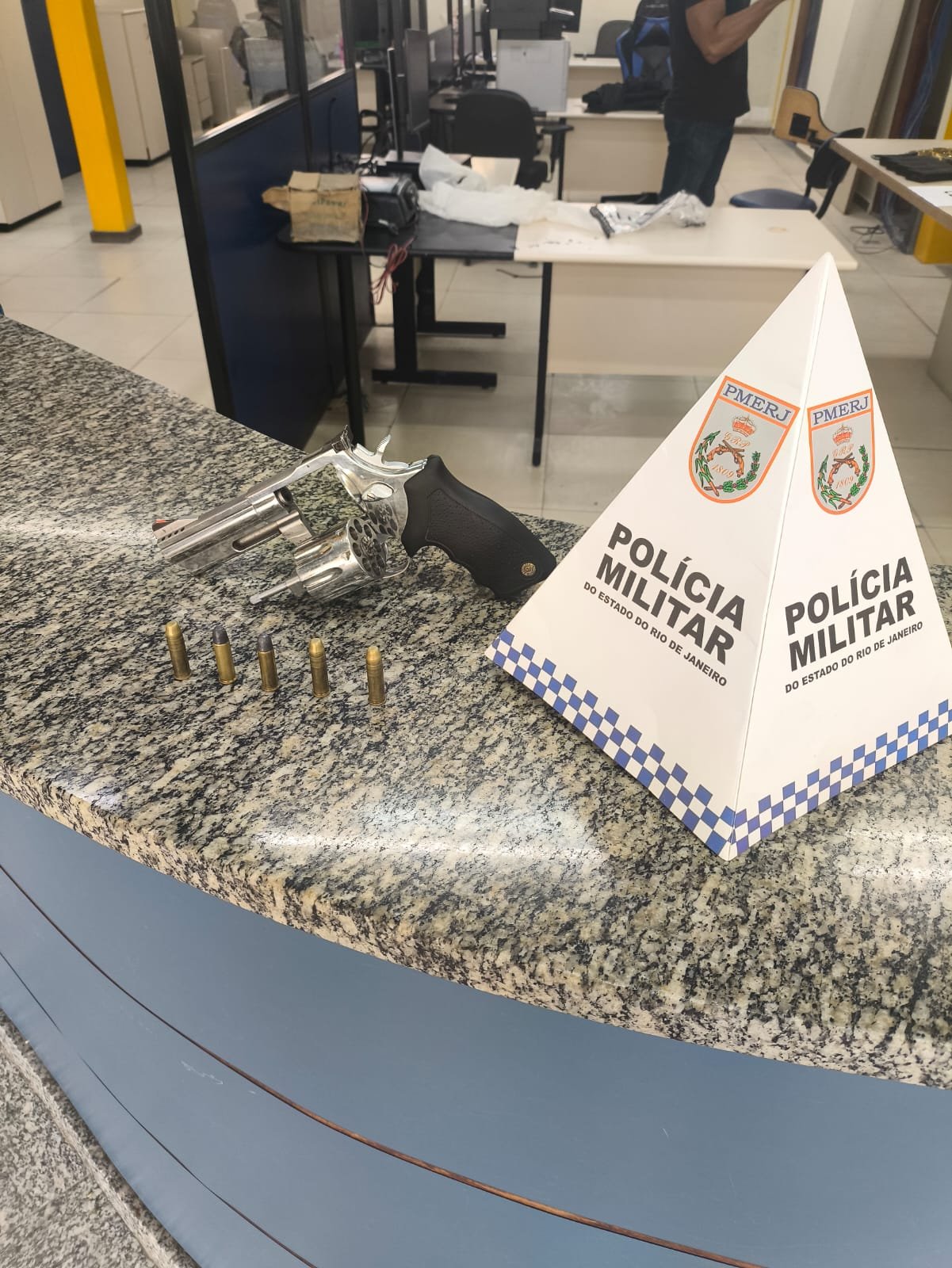 Homem foge da Polícia Civil, mas é preso pelo 12º BPM com revólver em Niterói