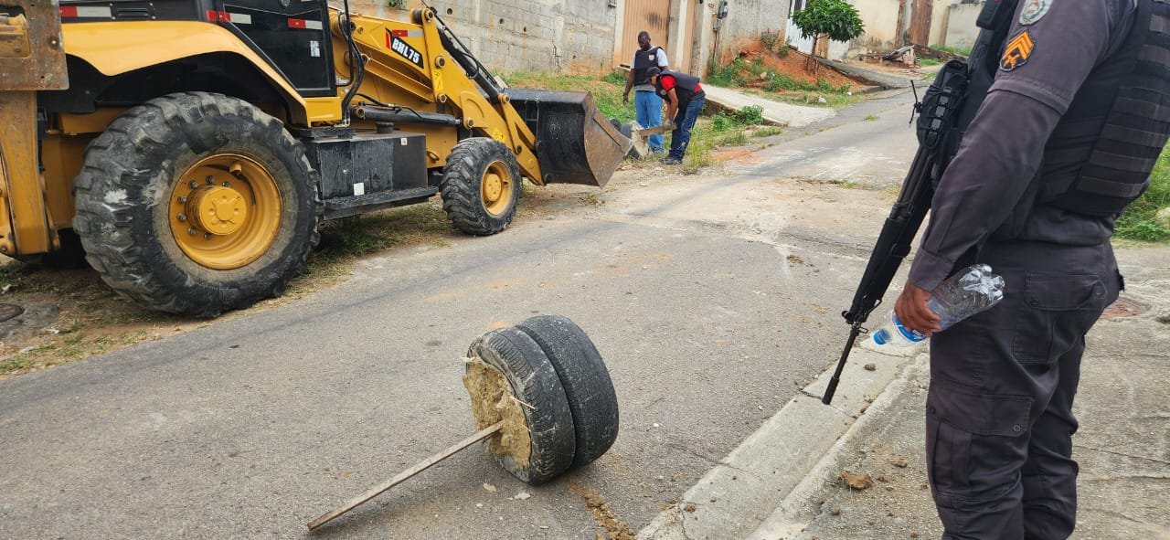 1º BPM retira 52 toneladas de barricadas em comunidades de São Gonçalo