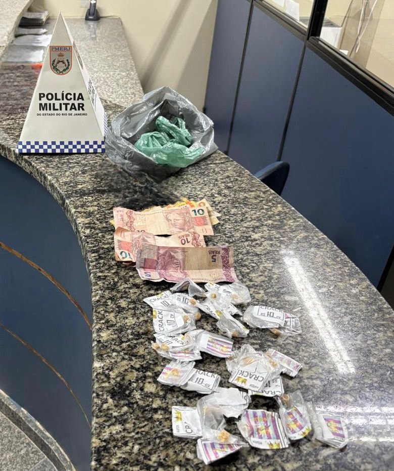 35º BPM prende trio acusado de tráfico de drogas em Tanguá; vídeo