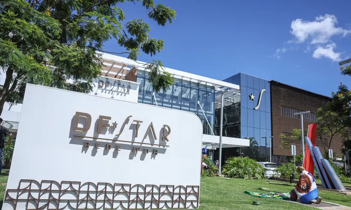 Após alta hospitalar, Bolsonaro retorna à Polícia Federal para cumprir pena