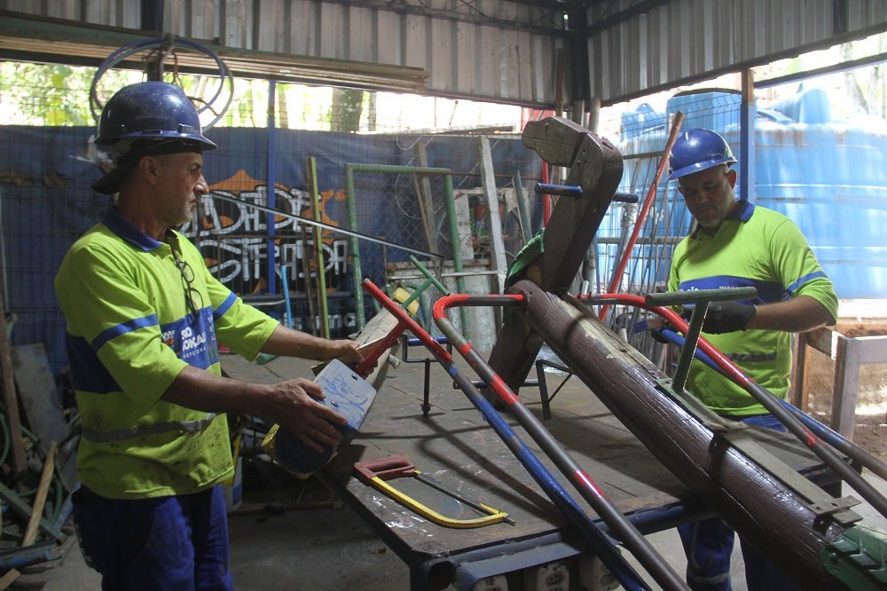 Zelo em alta: Conservação realiza reparos de brinquedos de espaços públicos de lazer