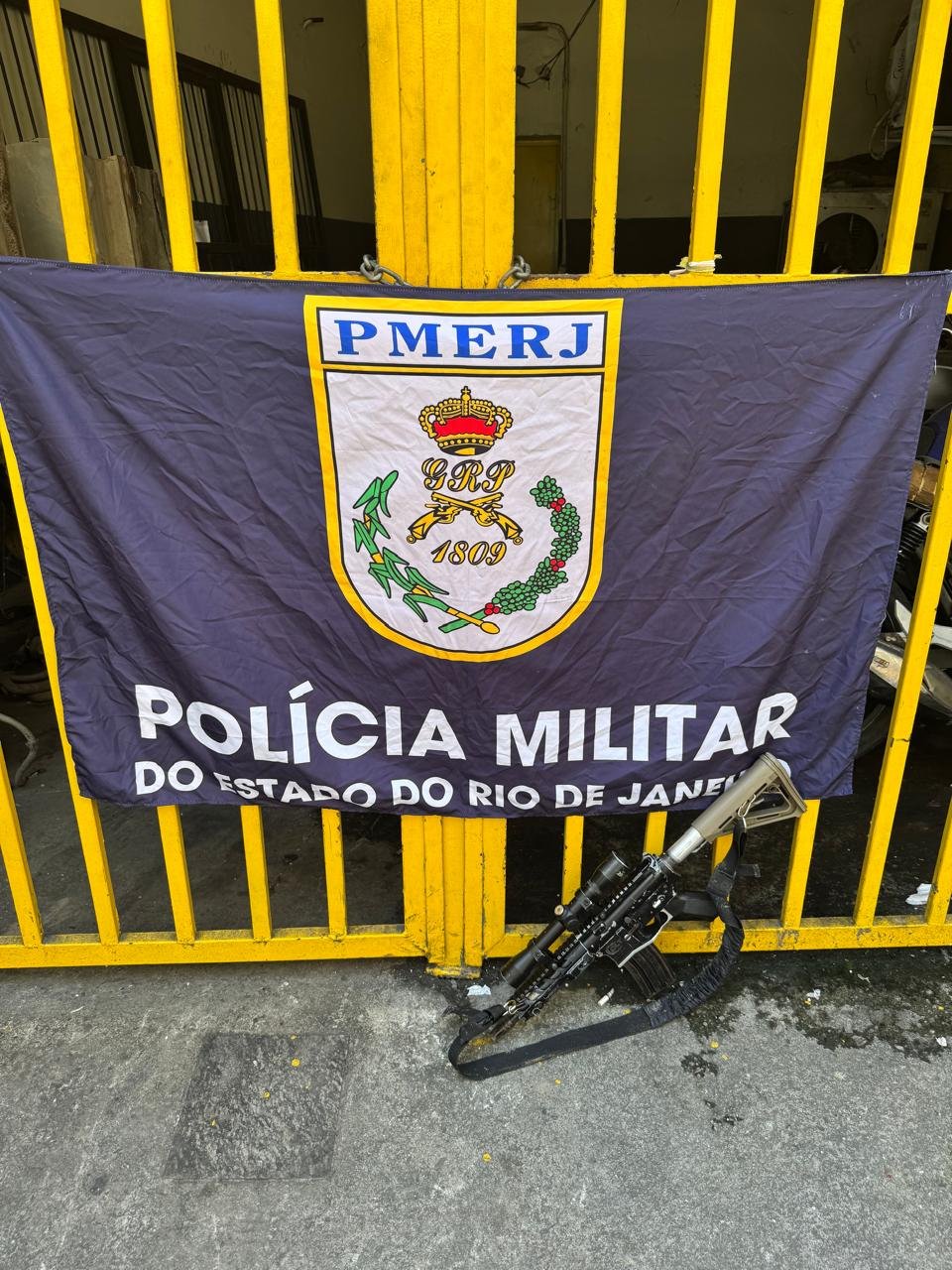 Durante fuga, traficante manda morador jogar sacola com fuzil em caminhão de lixo; vídeo