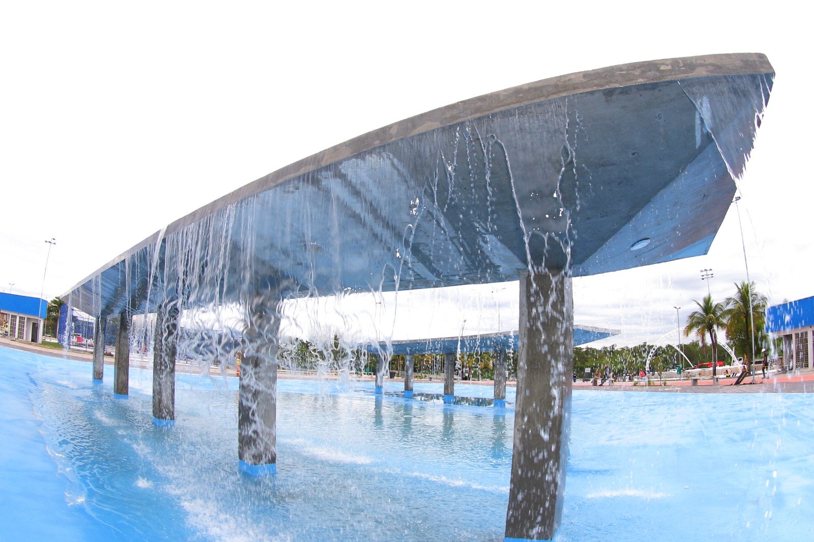 Para amenizar o calor, cascata é destaque entre as atrações do Parque RJ Nosso Sonho, em São Gonçalo